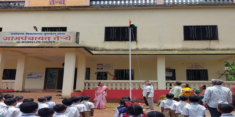 माजी सैनिक यांच्या हस्ते ध्वजारोहण