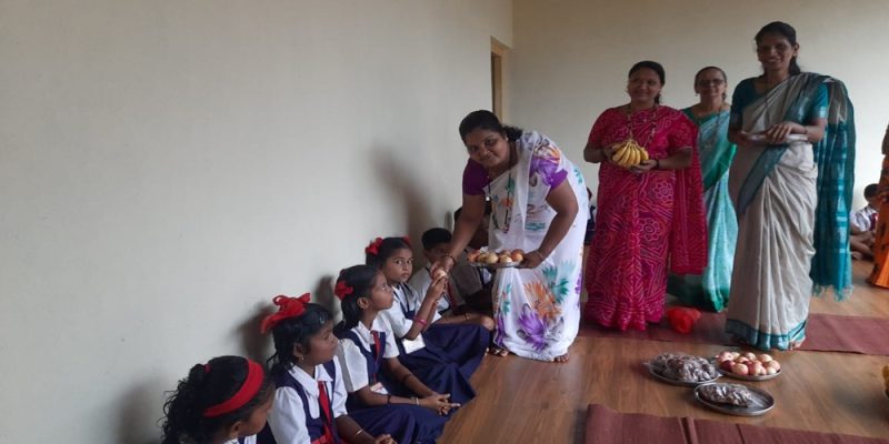 मुलांना पोषक आहार वाटप